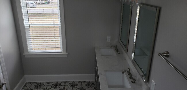 Building Photo - 298 Woodville Rd