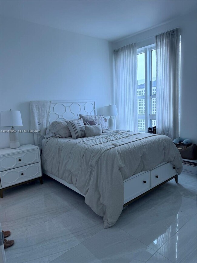 Building Photo - 950 Brickell Bay Dr