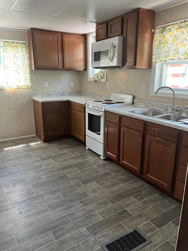 Building Photo - 410 Hillview Plz