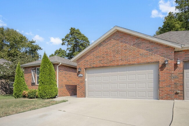 Building Photo - 2303 W Bridlewood Trail