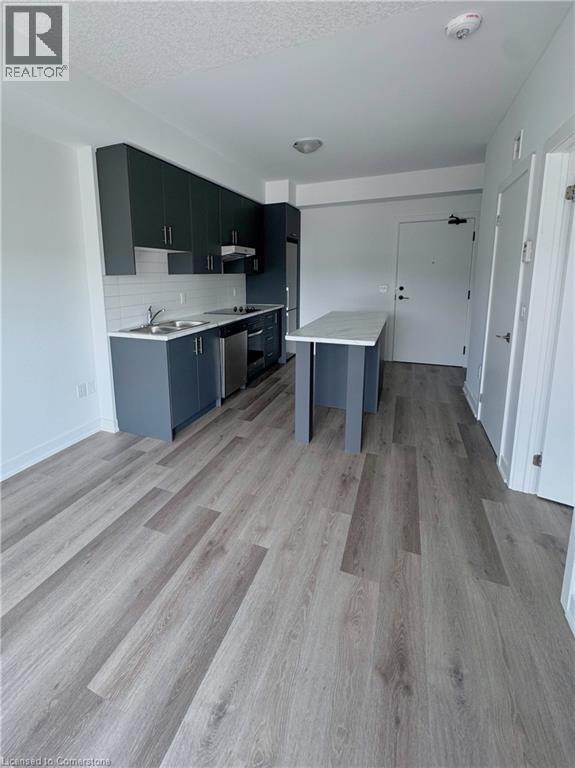 Photo du bâtiment - 600 N Service Rd