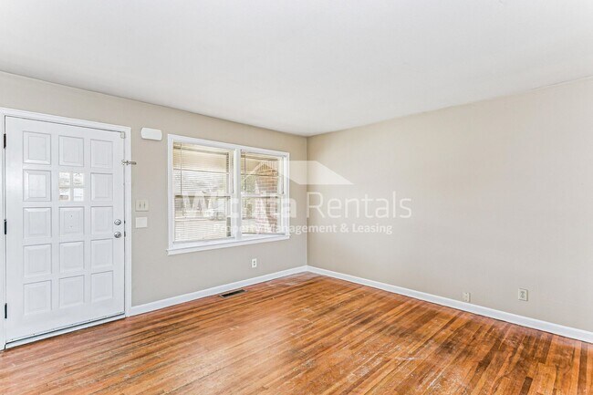 Foto del edificio - Move-In ready 2 bed/ 1bath + 1 car garage