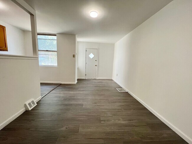 Building Photo - 3 Bedroom Available Now