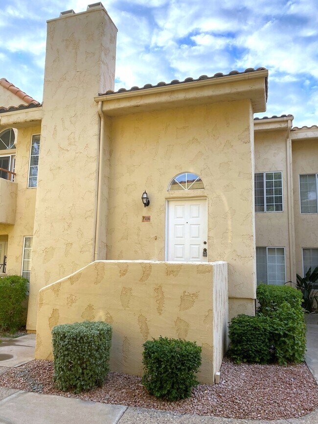 Building Photo - Spacious Phoenix Condo!