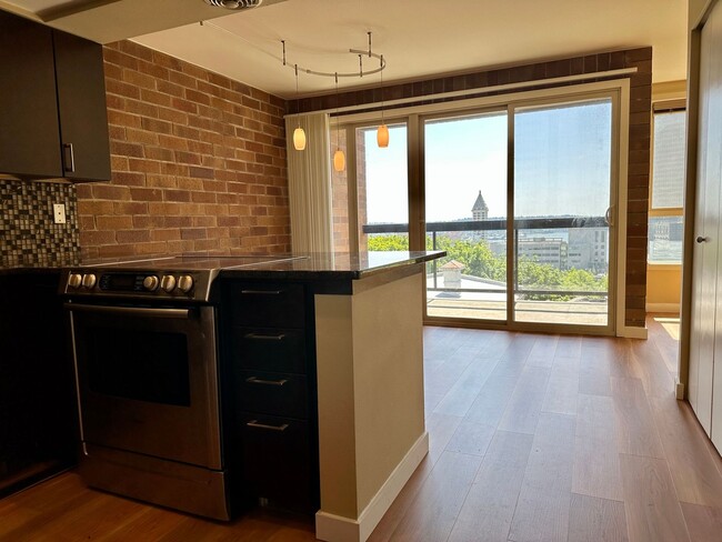 Building Photo - Spacious 2 Bedroom Condo with Spectacular ...