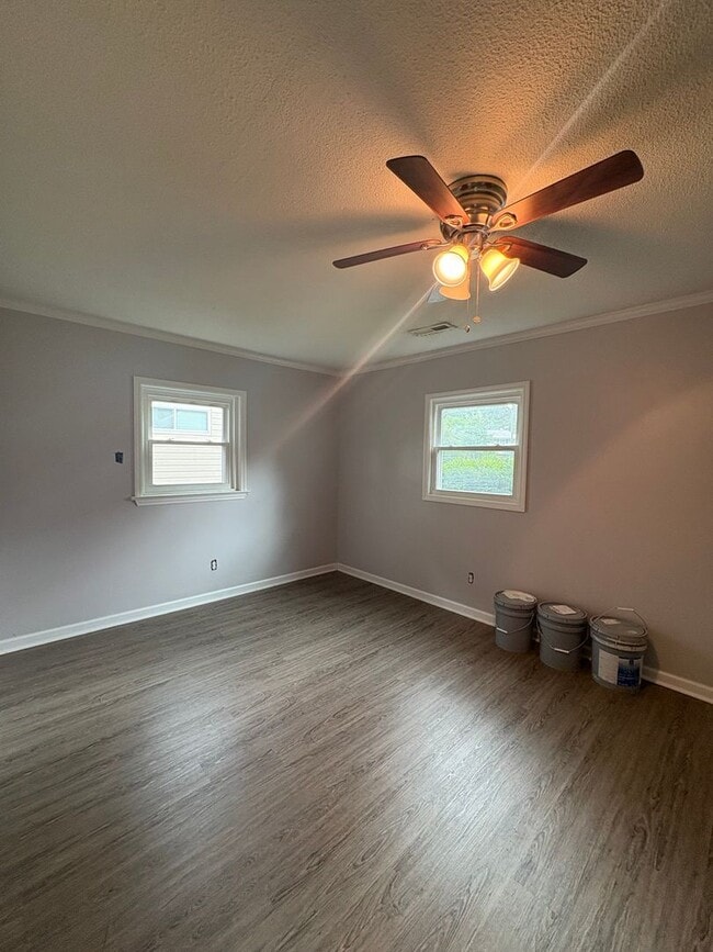 Building Photo - 2 bedroom 1 Bath Apartment