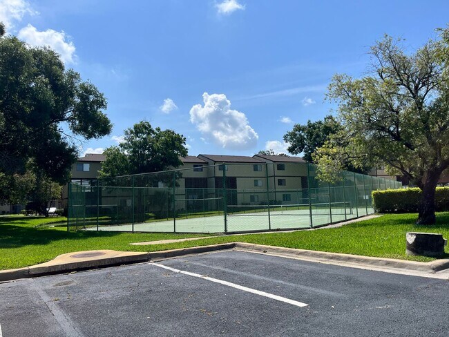 Foto del edificio - 7814 Shadowood Dr