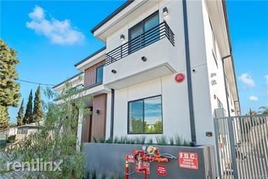 Building Photo - 3 br, 2.5 bath Townhome - 12300 Oxnard St # 4