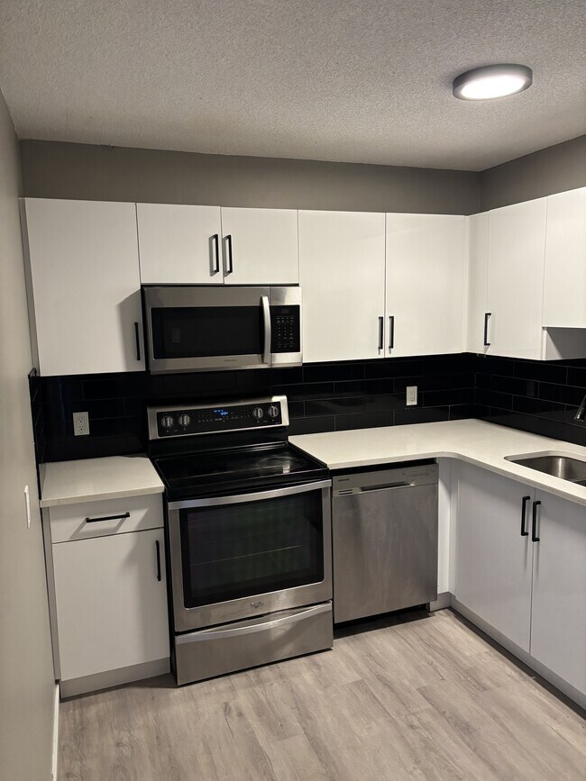 Building Photo - 12525-12118 118 Ave NW