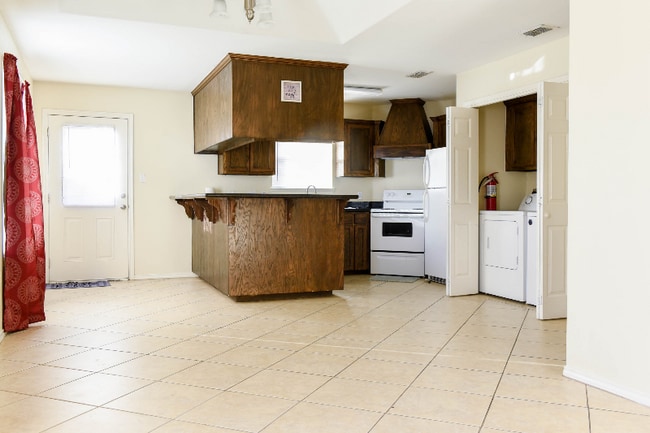 Building Photo - 2013 Lacywood