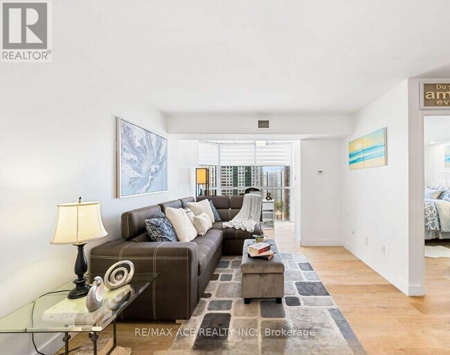 Building Photo - 285 Enfield Pl