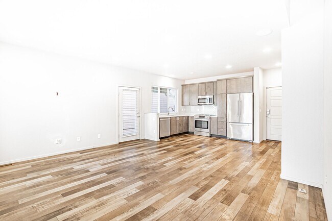 Building Photo - Modern 3BD, 3BA TownHouse in Midtown with ...