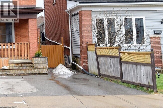 Photo du bâtiment - 72 Glendale Ave N