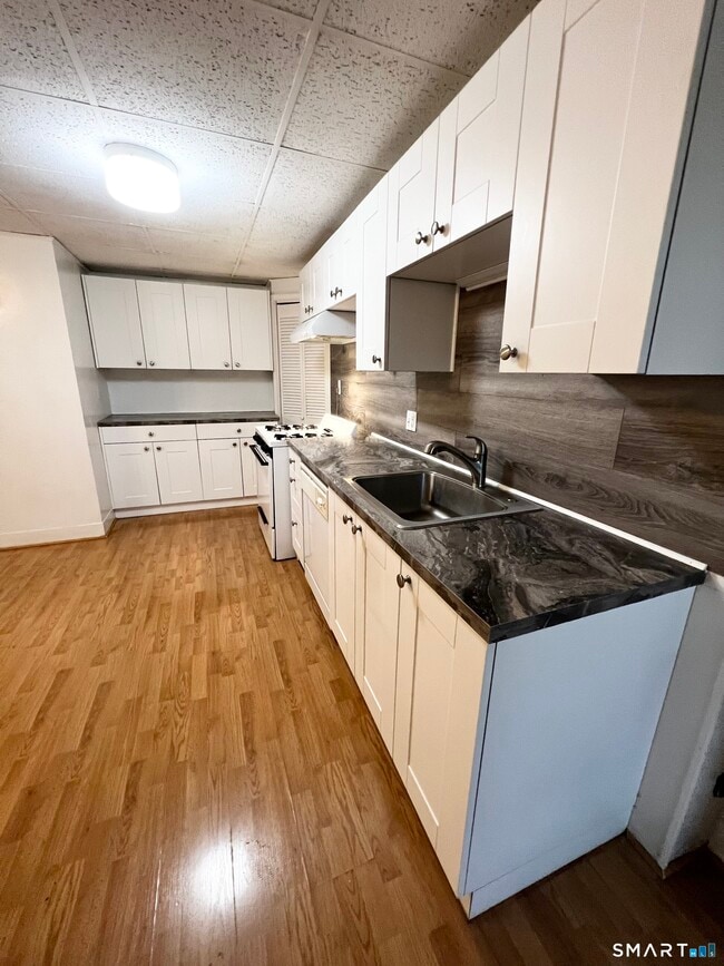 Building Photo - 143 William St