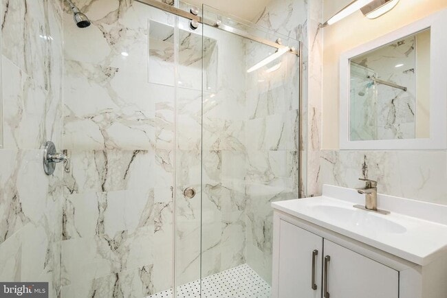 Building Photo - 704 S Washington Square