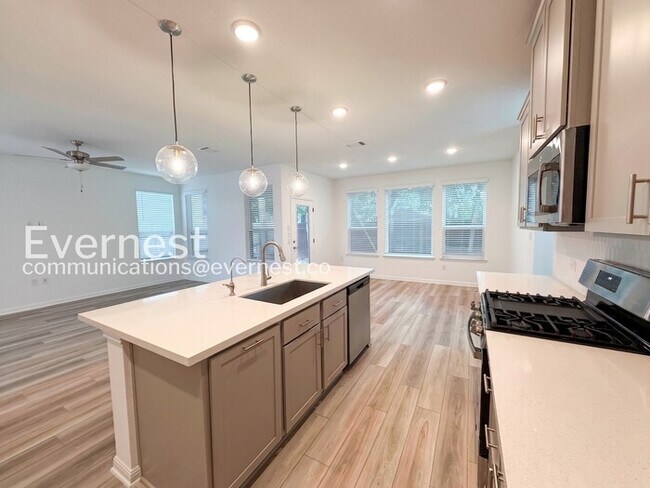 Foto del edificio - Modern Comfort & Texas Charm Await with Garage / 3 Beds & 1 bath / Available Now!