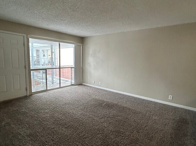 Building Photo - 851 E 600 S