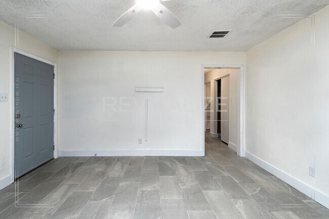 Foto del edificio - 3 BR 2 BA Home with Fenced Yard & Carport