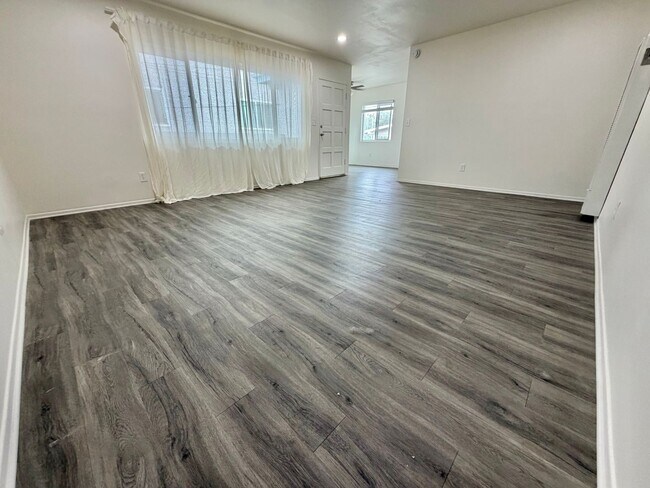 Foto del edificio - Spacious 2BD with Private Laundry Room, Garage Parking & Private Entrance