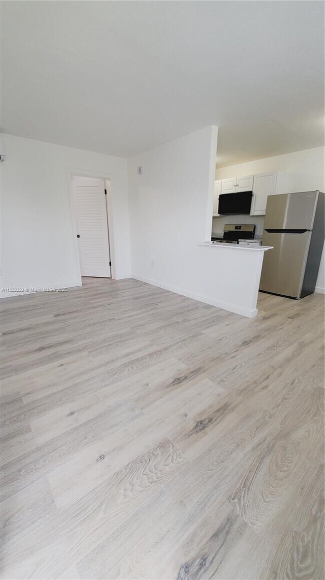 Building Photo - 4450 SW 67th Ave