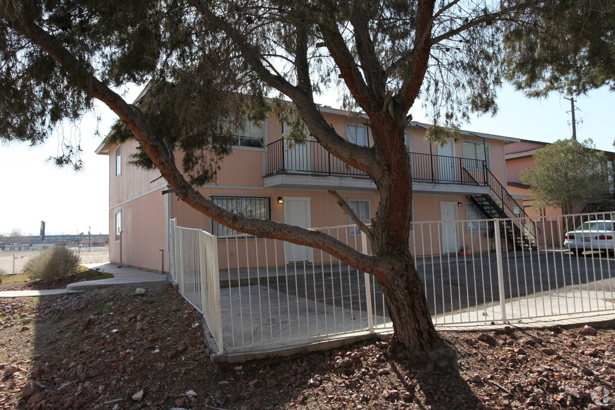 Building Photo - Robin Manor
