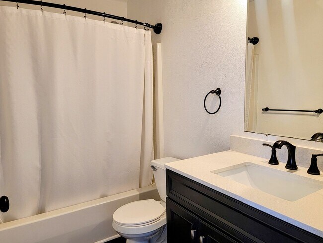 Building Photo - Bright and cheery 2 bed top level apartmen...