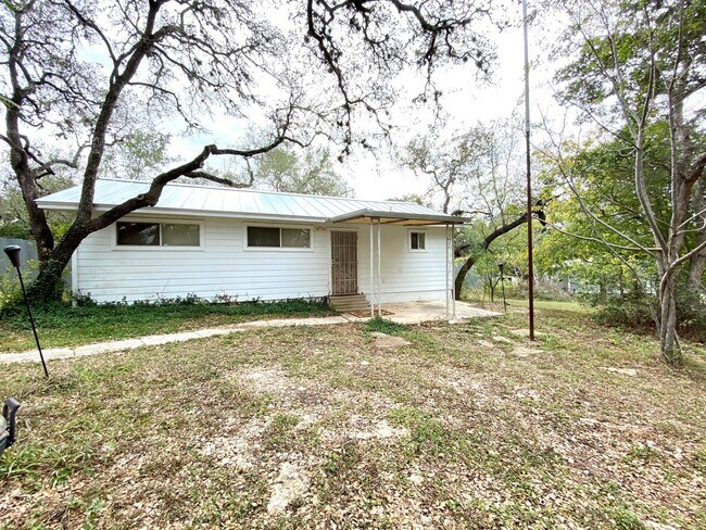 Building Photo - Hill Country Retreat