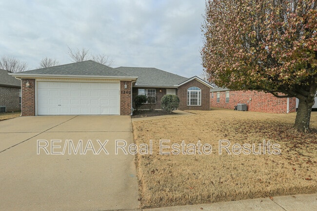 Building Photo - 1202 SW Cabriolet St