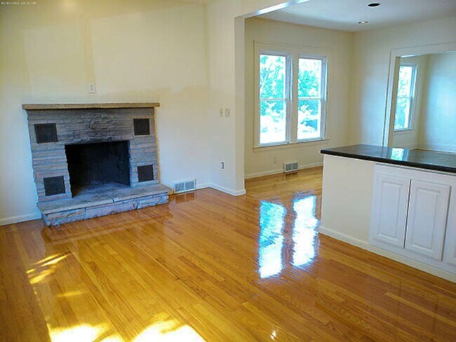 Building Photo - Bright Flat Includes Garage, Near Food Co-...