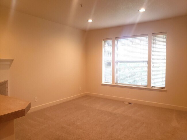 Foto del edificio - Wonderful Townhouse in Bethany/ NW Portland