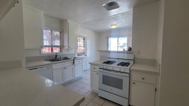 Building Photo - 25614 Oak St