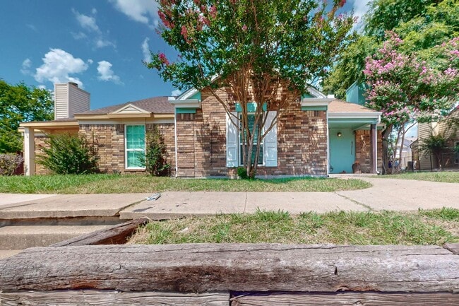 Photo - Cozy & Charming Duplex Retreat – Pet-Frien... House