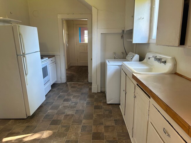 Building Photo - Available NOW!!!!!Charming Four Bedroom Ho...