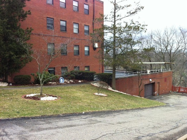 Building Photo - 2 br, 1 bath Apartment - Hoodridge Terrace