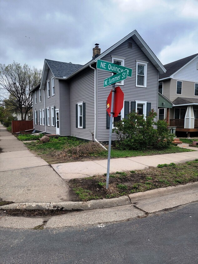 Foto principal - 659 Quincy St NE