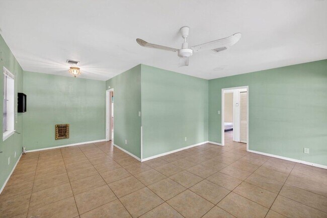 Building Photo - 841 SW 18th Ct