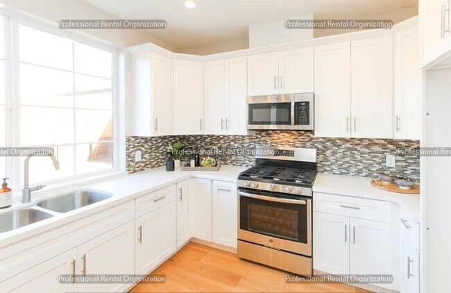 Building Photo - Stunning meticulous home in Prime Hidden V...