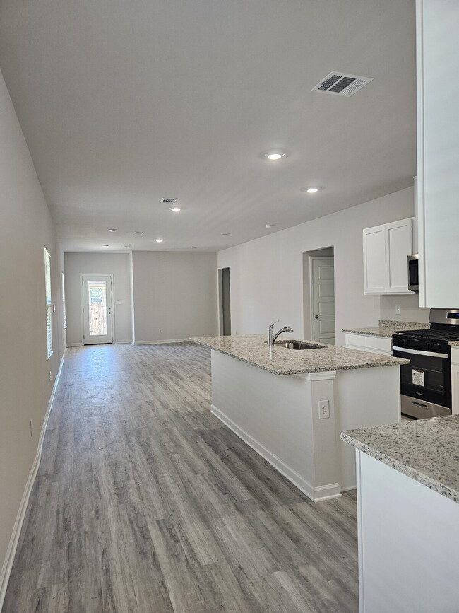 Foto del edificio - "New Construction 4-Bed Gem on Renova Driv...