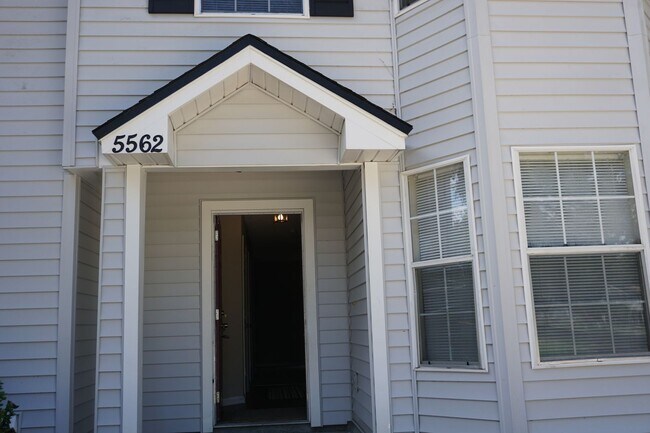 Foto del edificio - 5562 Bennington Dr