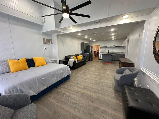 Foto del edificio - 1BR/1.5BA Downtown FURNISHED Apartment
