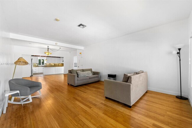 Building Photo - 404 N Shore Dr