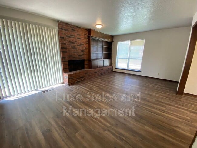 Building Photo - 6006 Paramount Dr