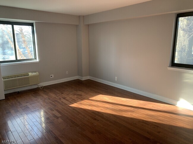 Building Photo - 60 Parkway Dr