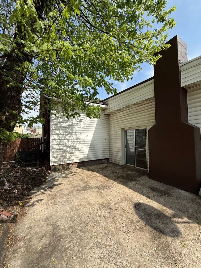 Foto del edificio - 2 Bedroom | 2 Bathroom Rear Apartment - Open-Concept Layout