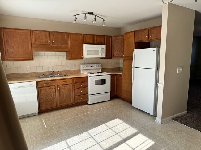 Building Photo - Charming 2-Bedroom, 2-Bath Townhouse in Wi...