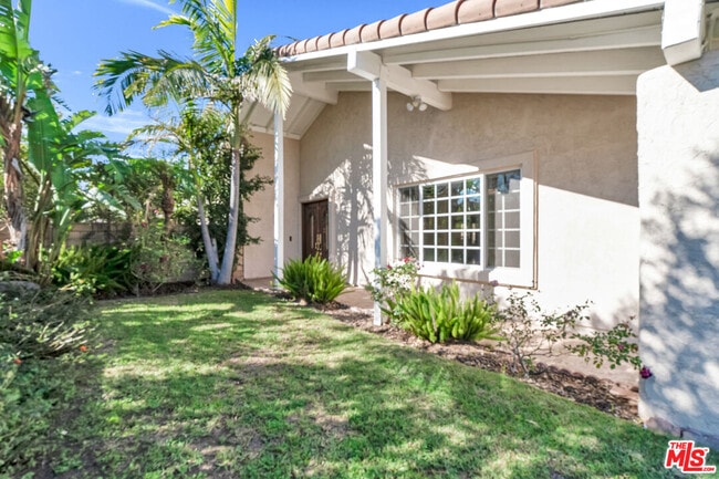 Building Photo - 10945 Cozycroft Ave