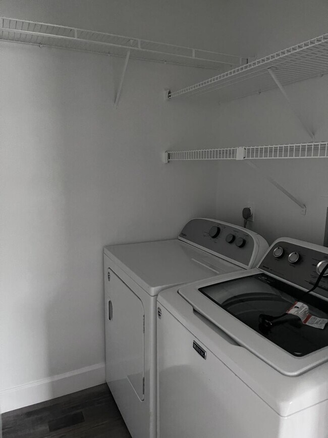 Foto del edificio - Beautiful furnished 2 bedroom 1 1/2 bath w...