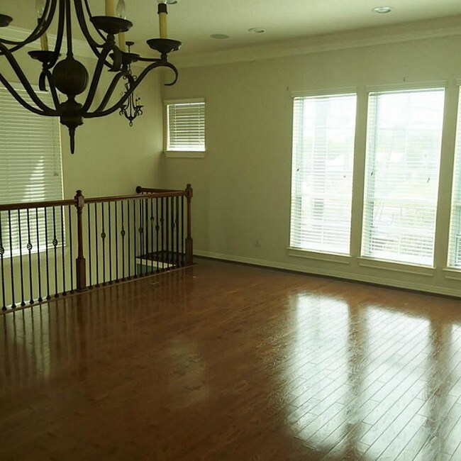 Building Photo - 3017 Clearview Cir