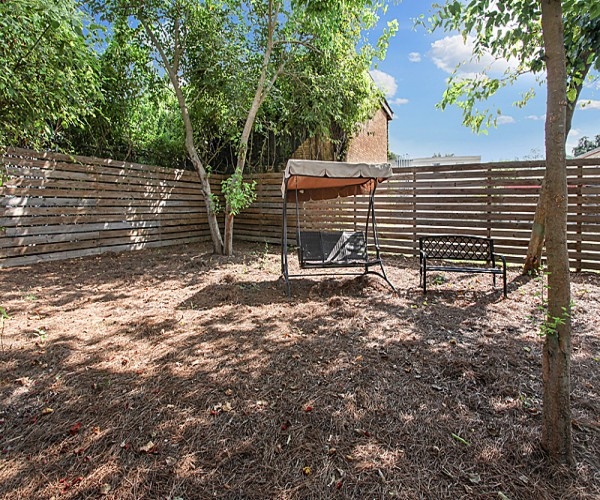 Serene Back Courtyard - Forest Park