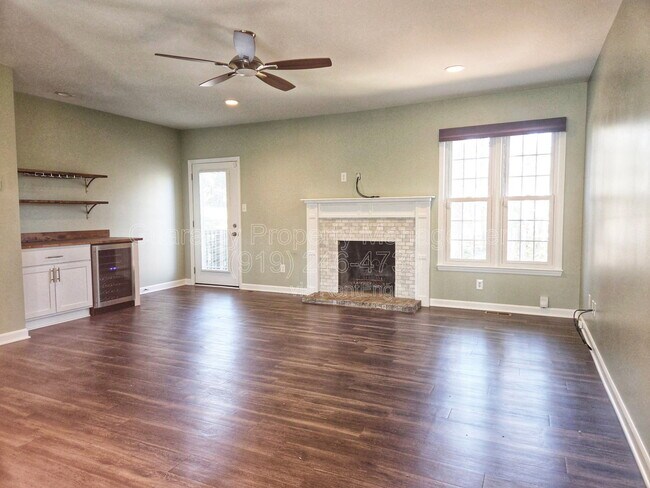 Foto del edificio - 6241 Waterside Ln